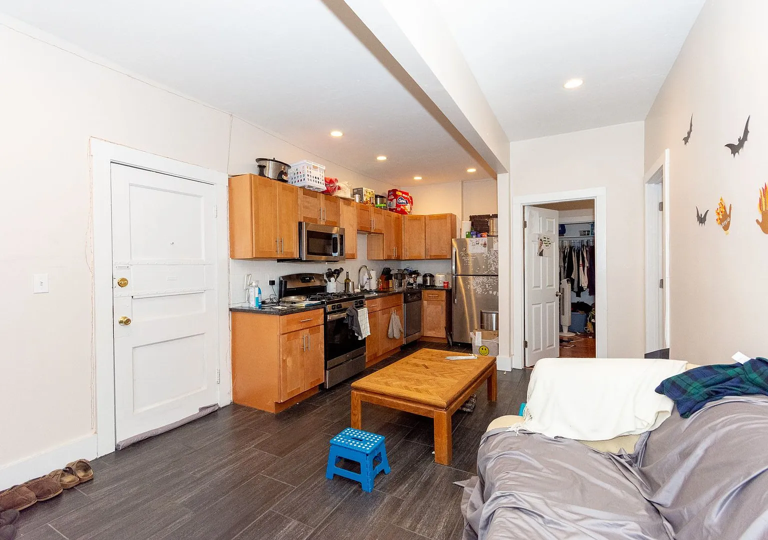 Gorgeous new four bedroom, Stainless steel kitchen, granite counter tops. — Photo 2