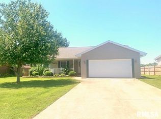507 Black Hills Dr, Taylorville, IL 62568