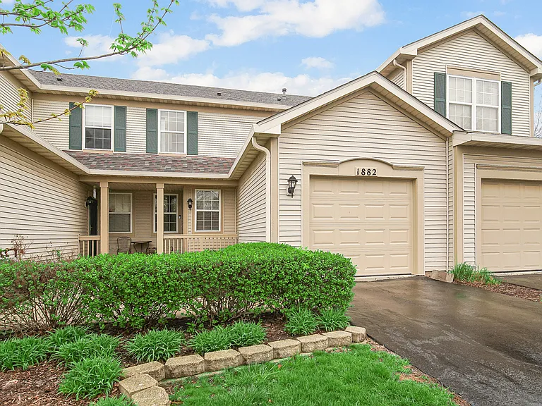 1882 N Wentworth Cir — Photo 13