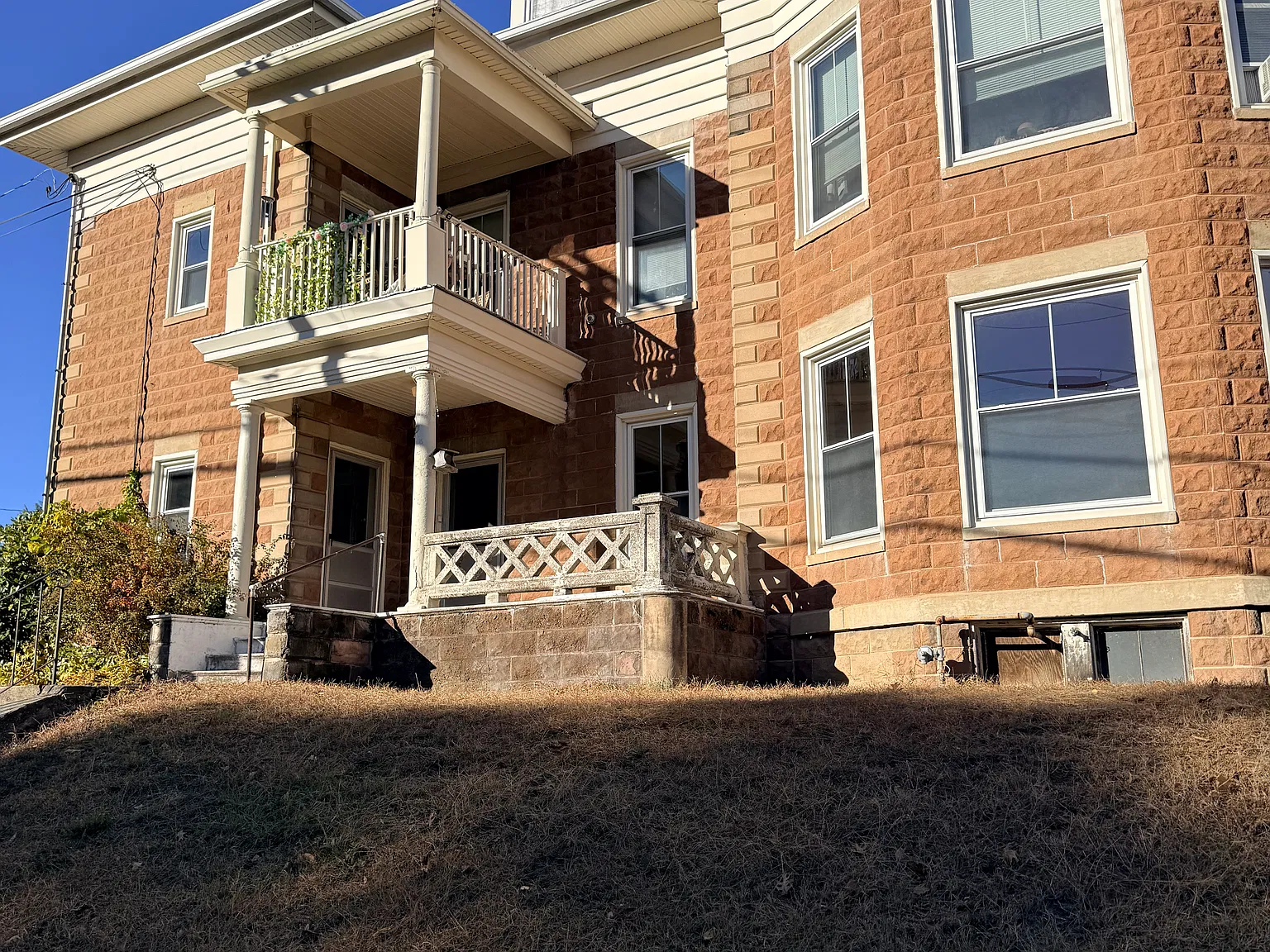 2 bed, 1150 sqft, $2,200 — Photo 2