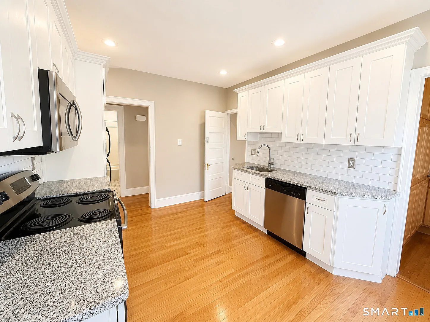 2 bed, 1.0 bath, 1100 sqft, $2,100 — Photo 2
