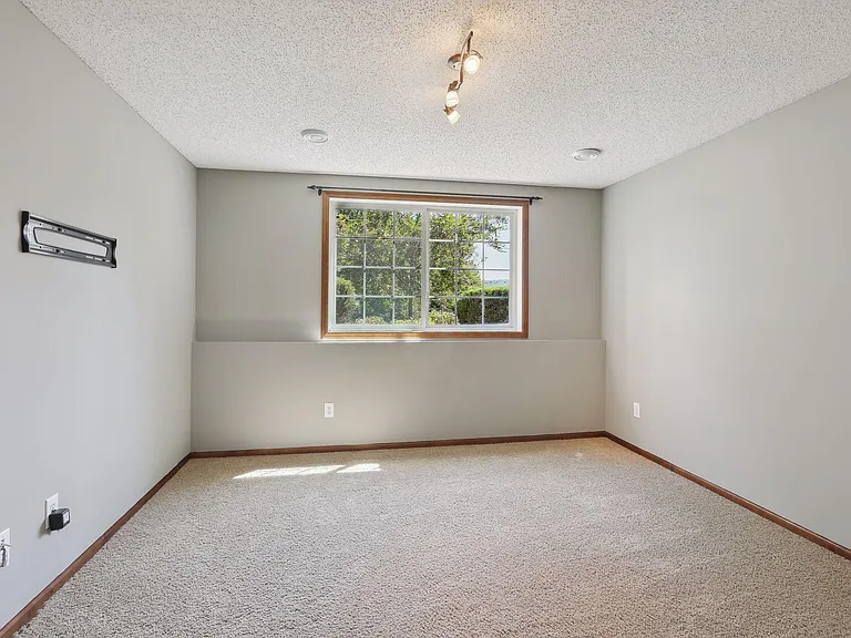 15024 Farnham Ave N — Photo 31