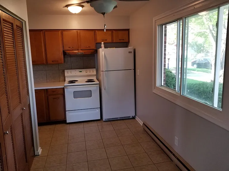 1427 Glenwood St — Photo 7