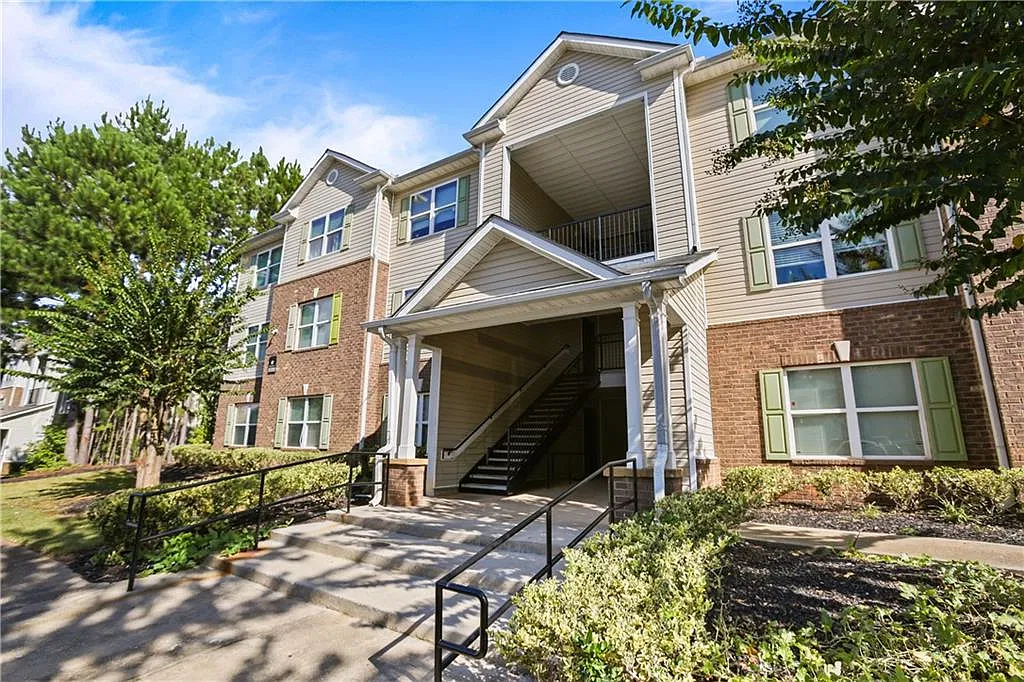 3 bed, 2.0 bath, 1292 sqft, $1,800 — Photo 2