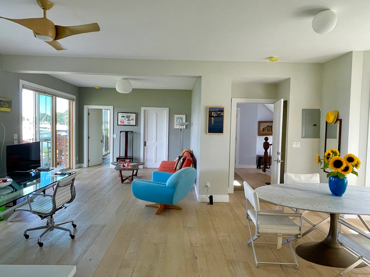 Modern Waterfront Treasure — Photo 4