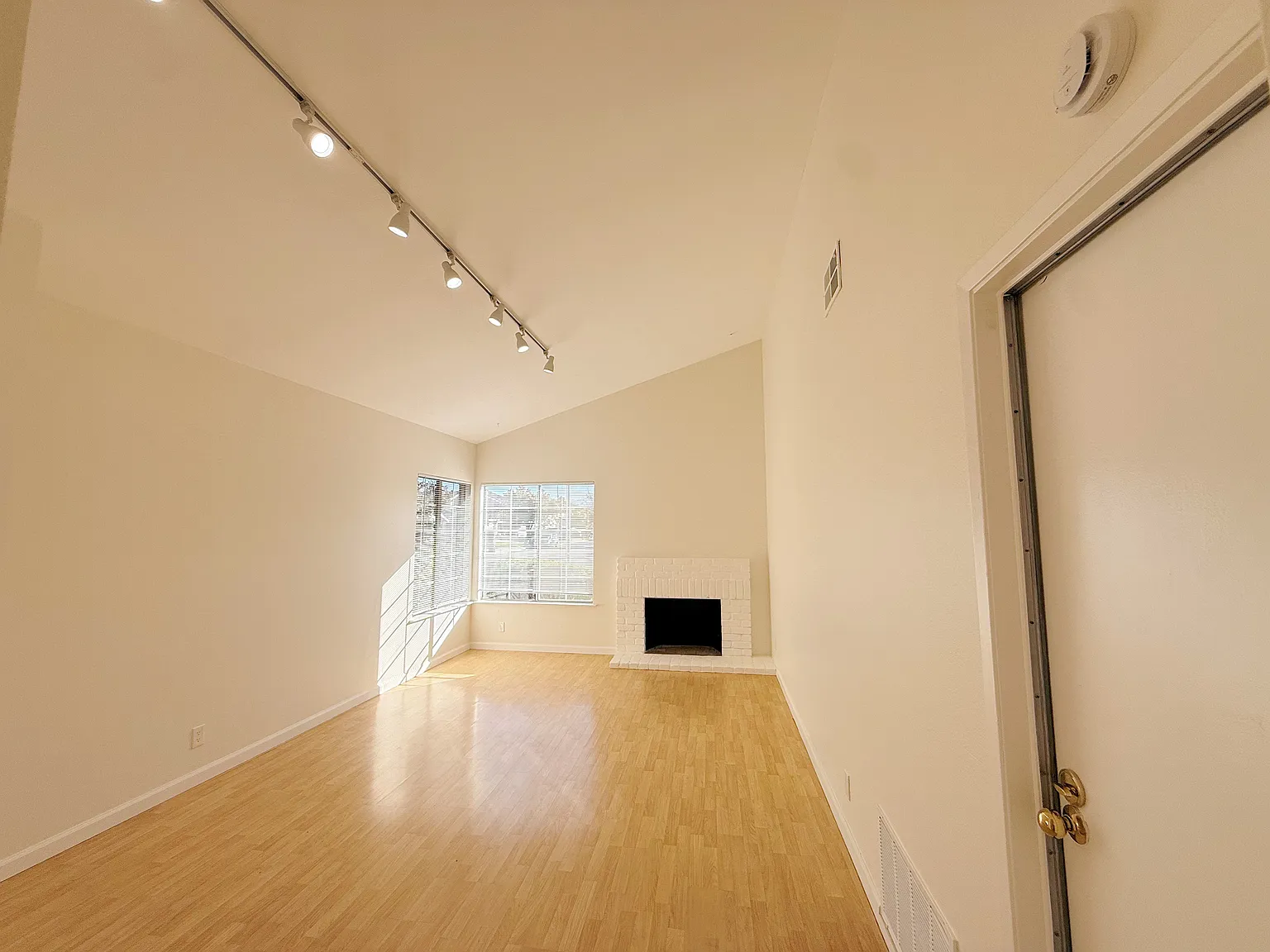 3 bed, 1314 sqft, $4,000 — Photo 4