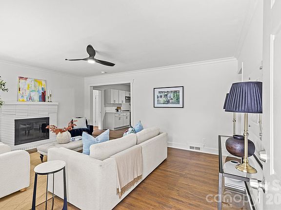 4th image of 1915 Birchcrest Dr