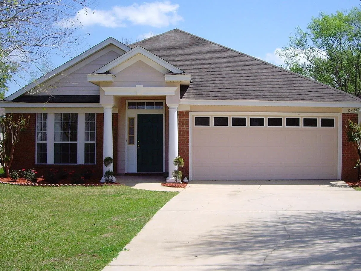 4 bed, 1955 sqft, $2,400 — Photo 1