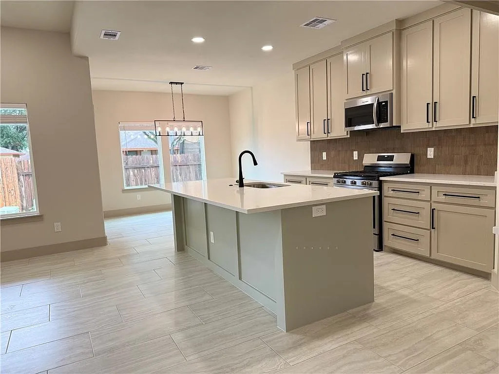 4 bed, 2.0 bath, 1750 sqft, $2,900 — Photo 4