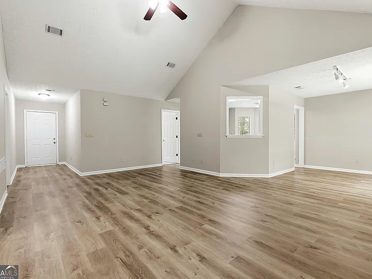 518 Longwood Ln — Photo 10