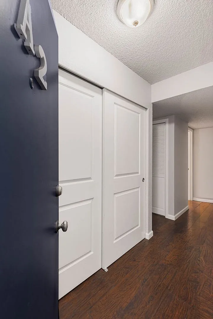 Move-In Ready 2BR Condo in Prime Finn Hill Location — Photo 2