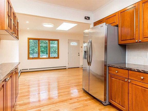 4th image of 184 N Linden St