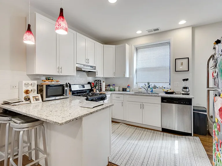 1822 W Leland Ave — Photo 3