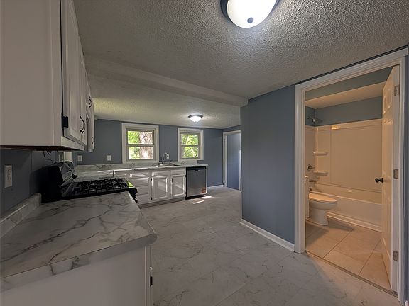 3rd image of 423 E Washington St