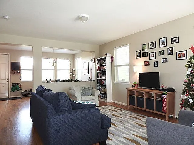 3 bed, 2.5 bath, 1645 sqft, $3,195 — Photo 3