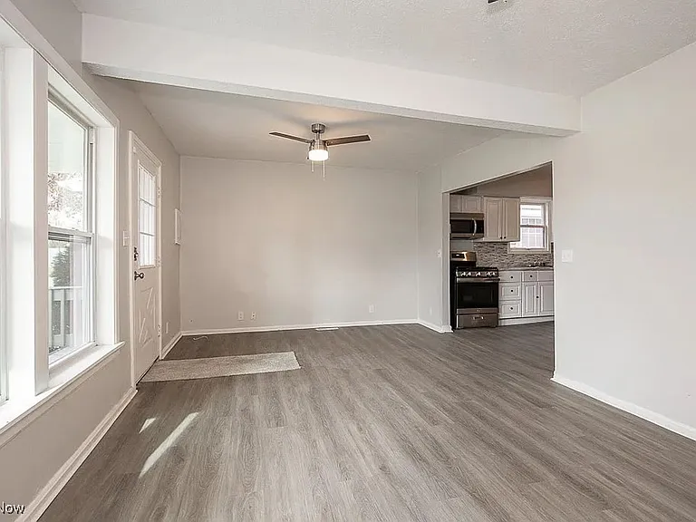 1037 Washington Ave — Photo 3
