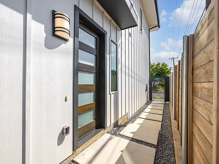 800 S Glasgow Dr — Photo 2