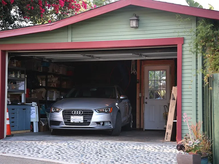 1 car garage w/storage