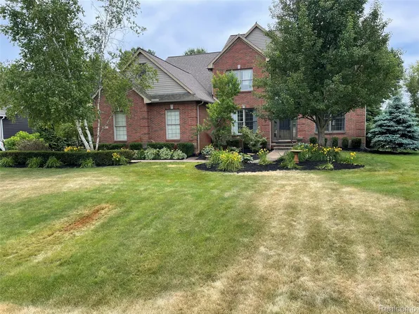 2951 Allison Ln, Highland, MI 48357