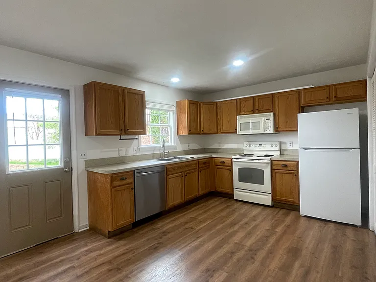 100 Warren Cir — Photo 4