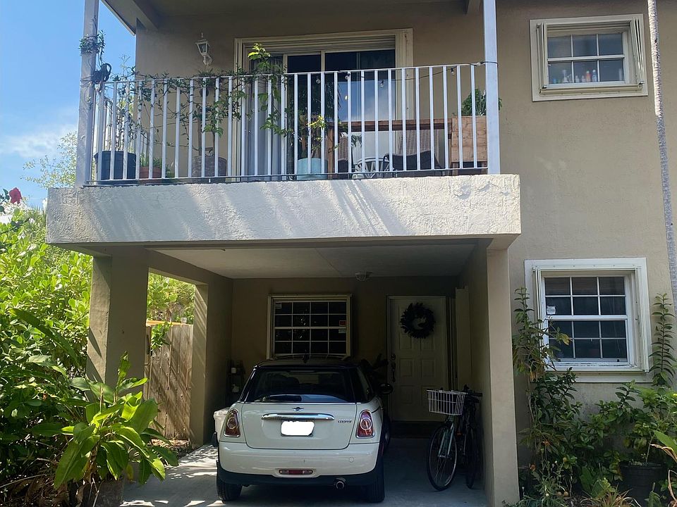 Corner unit with side patio access
