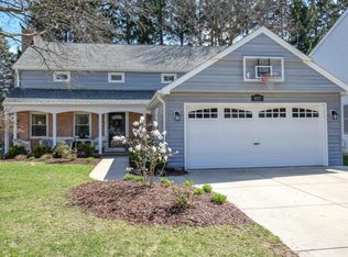 821 W Daphne Rd, Glendale, WI 53217