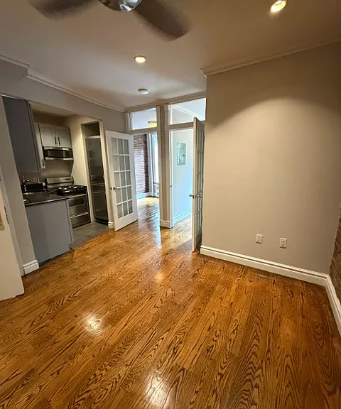 420 E 9th St #5 — Photo 1