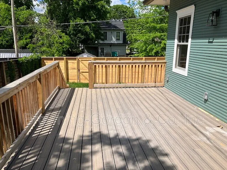 1005 W Eastland Ave — Photo 4