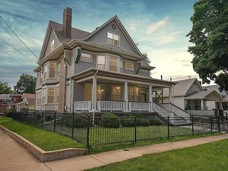409 E Locust St — Photo 2