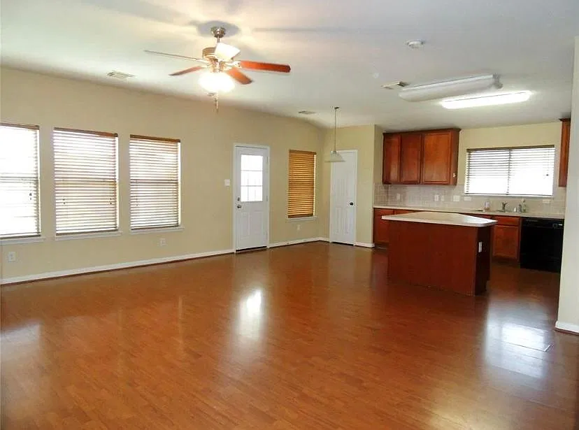 3 bed, 2022 sqft, $2,100 — Photo 3
