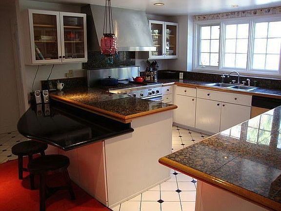 Bright Kitchen With Commercial Cooktop/Oven