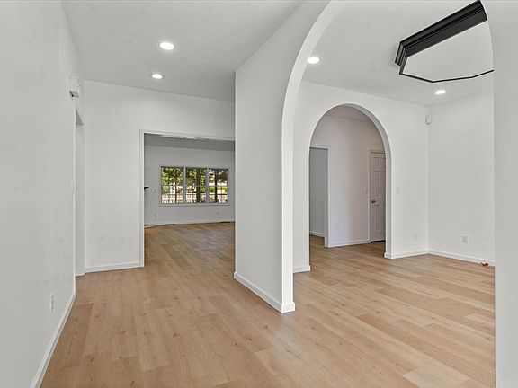 5th image of 114 Heatherstone Dr #1