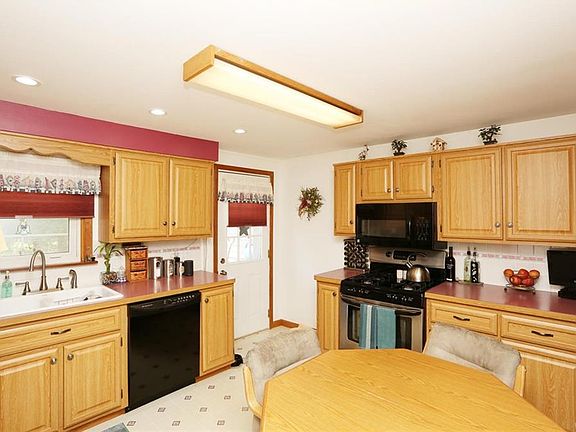 5th image of 74 Phyllis Dr