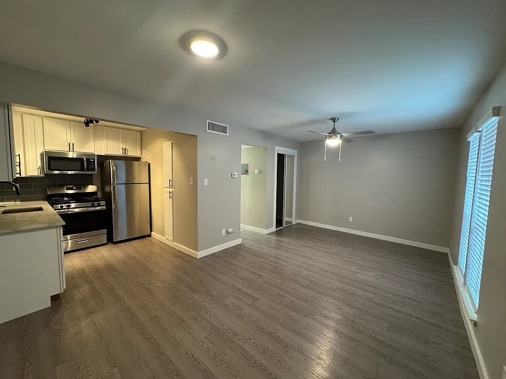 Building Photo - 4400 1/2 Avenue B #105