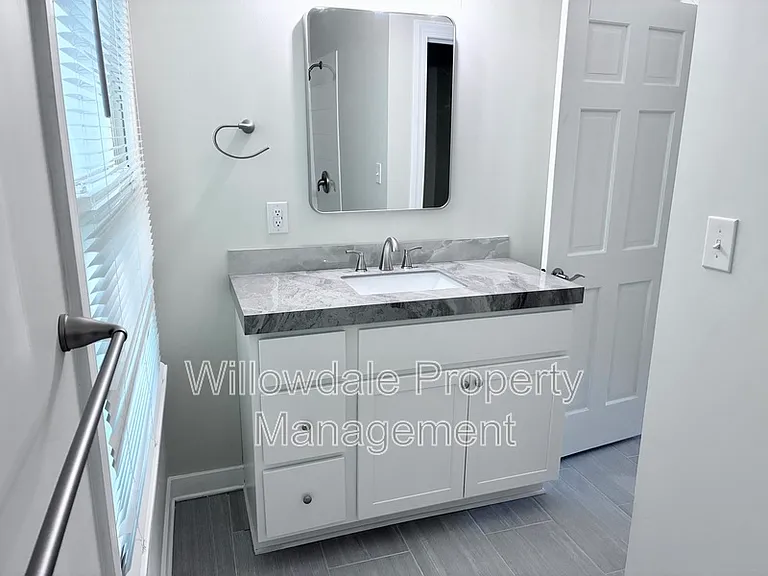 102 E Charing Cross — Photo 20