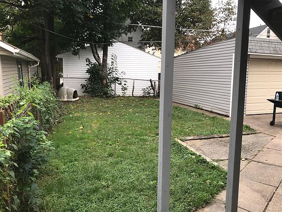 4th image of 2076 Wyandotte Ave