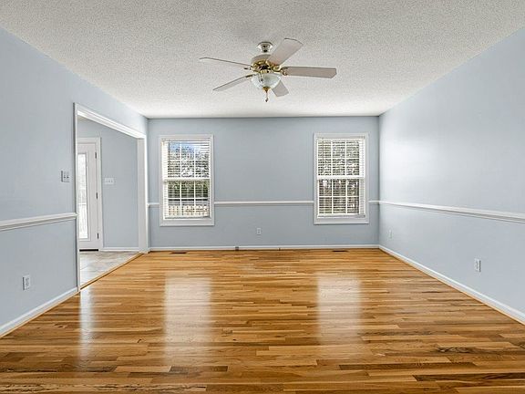 5th image of 165 Moores Farm Dr