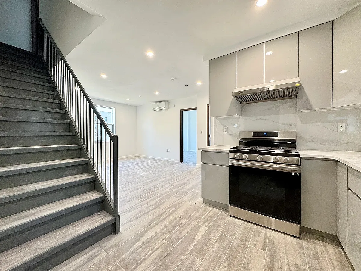 Building Photo - 1595 W 9th St #4