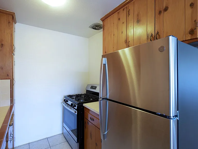 Talmadge Pacific Apartments — Photo 12