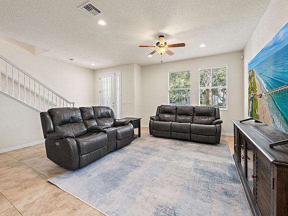 3rd image of 1156 S COMMUNITY Drive