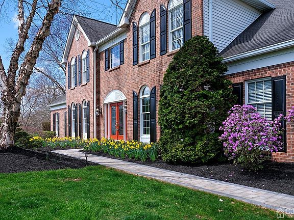 5th image of 18 Silverthorn Ln