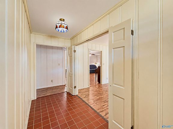 5th image of 802 Penn Cir SE