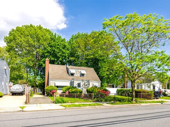 15 Underhill Avenue, Hicksville, NY 11801