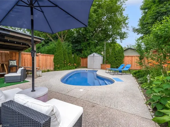 12 Woods End, Brantford, ON N3R 6M8