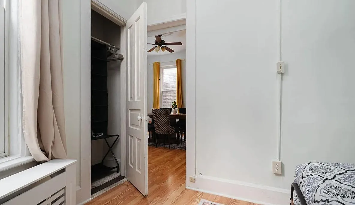 3 bed, 1.0 bath, 2300 sqft, $1,594 — Photo 3
