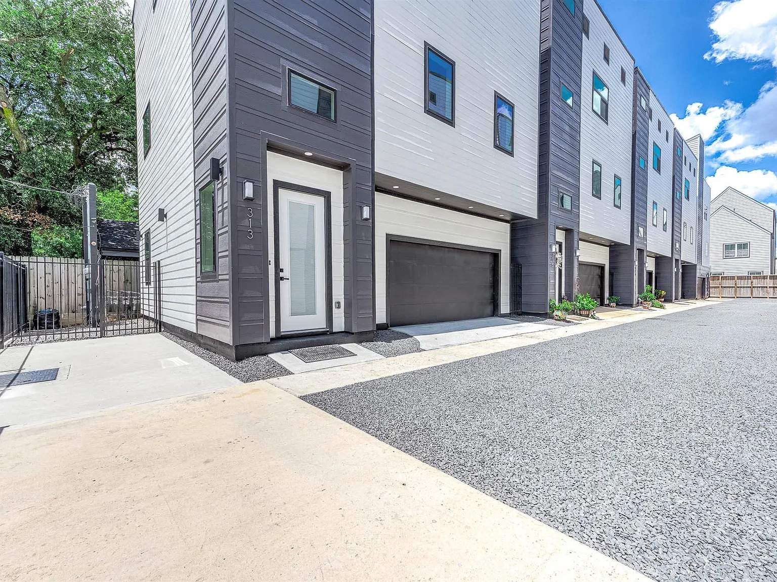 3 bed, 3.5 bath, 2385 sqft, $3,000 — Photo 3