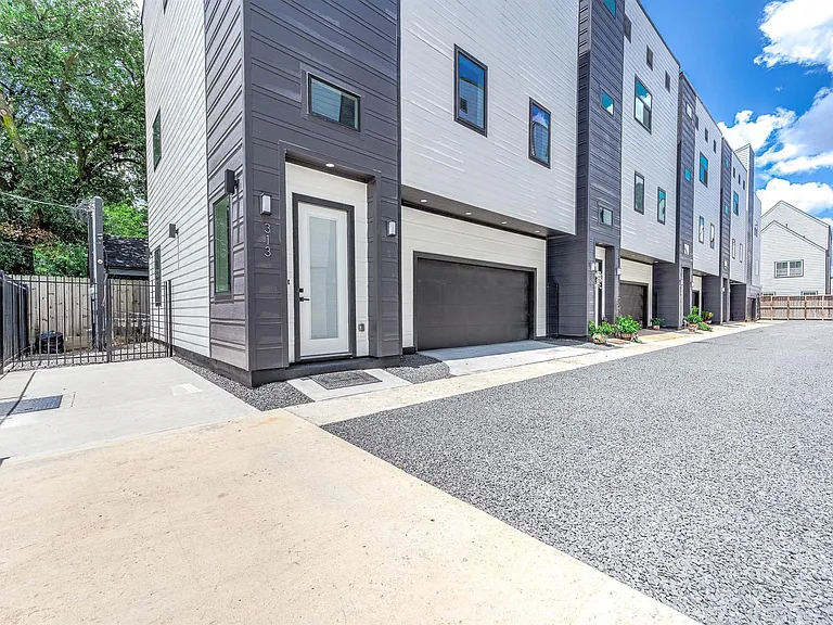 313 N Nagle St — Photo 3