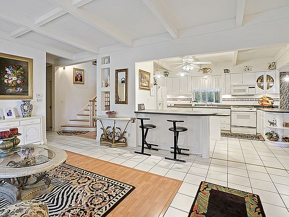 3rd image of 4833 N Vine Ave