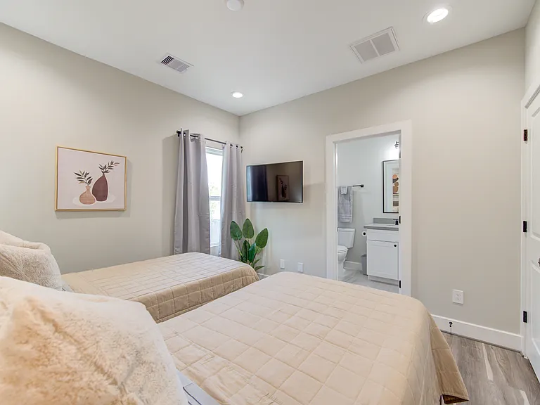 2418 Everett St — Photo 29