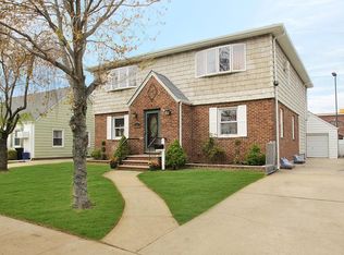 19 Madison Ave, New Hyde Park, NY 11040